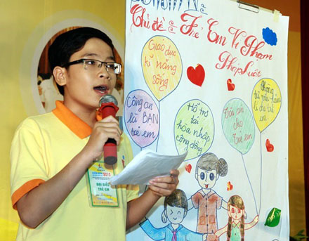 Trẻ em trình bày ý kiến tại Diễn đàn trẻ em quốc gia năm 2013.